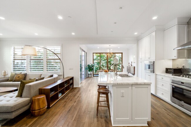 Building Photo - Thoughtfully Renovated 3 Bed, 2.5 Bath Sin...