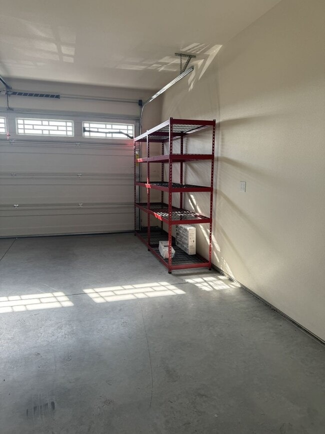 Building Photo - Lovely Open concept Low Maintenance