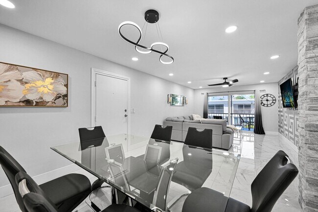 Building Photo - 6279 Bay Club Dr