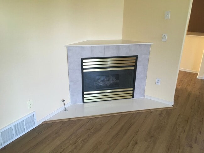 Building Photo - ***PENDING APPLICATION*** 2 Story Pet Friendly Contemporary 3 Bed Home w/ Views, Yard Service Inc...