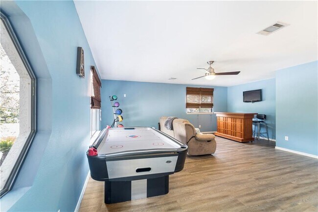 Building Photo - 2000 Continental Pass