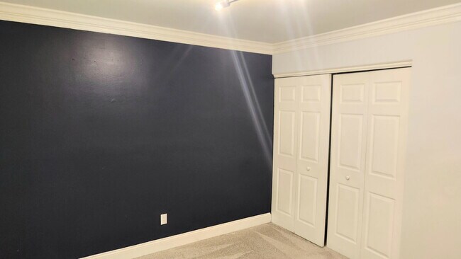 Building Photo - "Charming 3-Bed Oasis with 2.5 Baths on Carrington Court!"