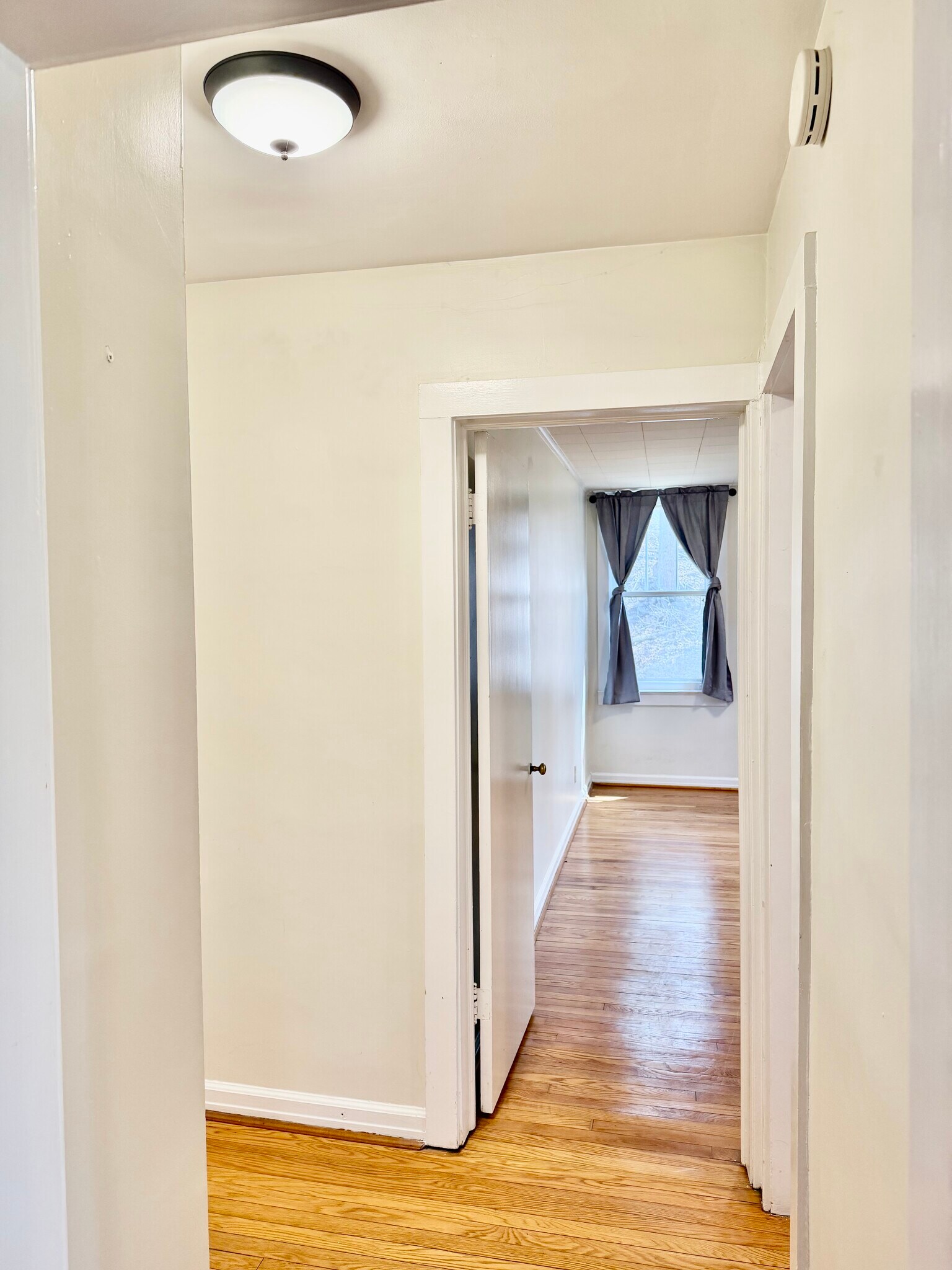 Building Photo - 4 Hillside Ave