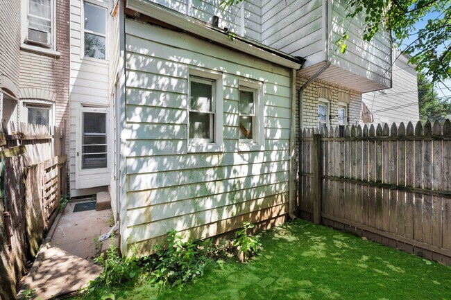 Building Photo - Charming 2-Bedroom Home with Private Backyard in Allentown