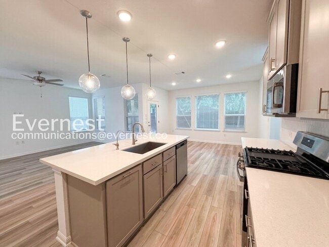 Building Photo - Modern Comfort & Texas Charm Await with Garage / 3 Beds & 1 bath / Available Now!