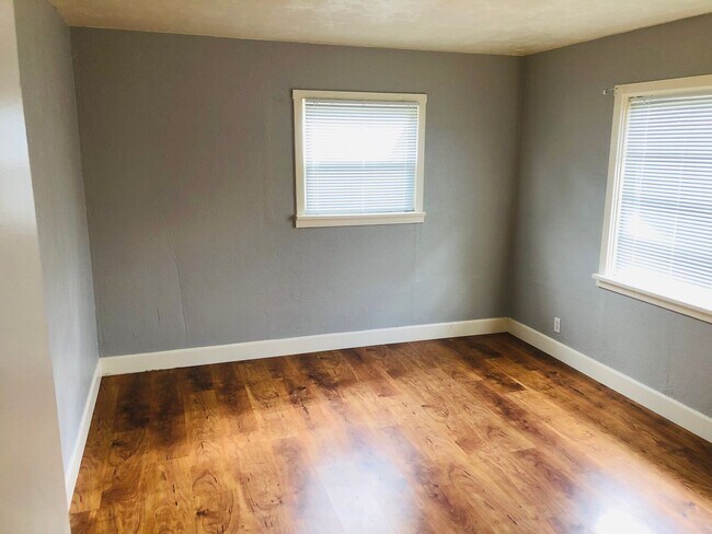 Building Photo - Freshly updated 3 bedroom 1 bath house off...