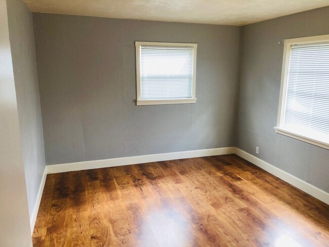 Building Photo - Freshly updated 3 bedroom 1 bath house off of River Rd.