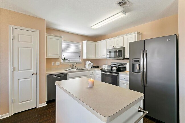 Building Photo - 7123 Sunrise Hill Ln