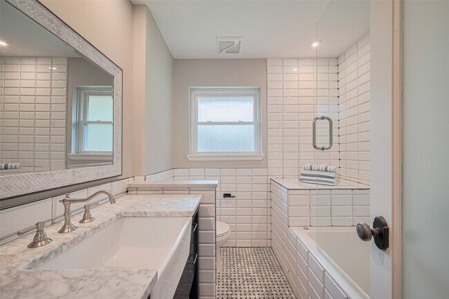 Building Photo - 5123 Saxon Dr