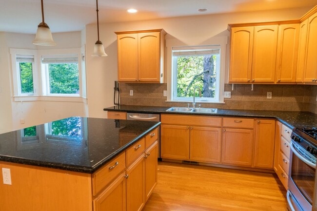 Building Photo - 4bd/2.5ba Seattle Home