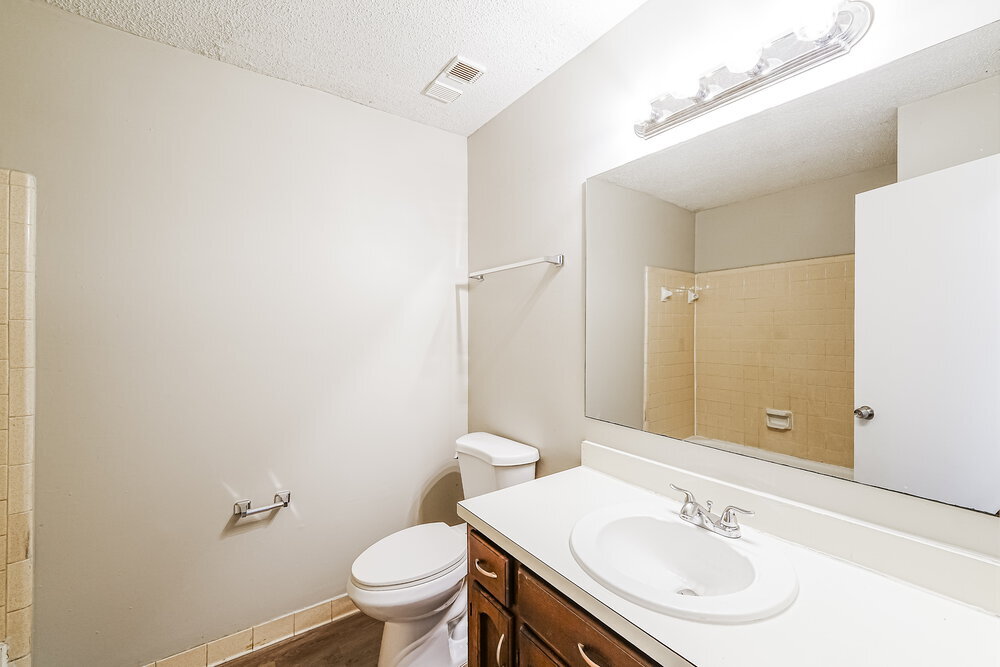 Building Photo - 933 Edwards Lake Rd