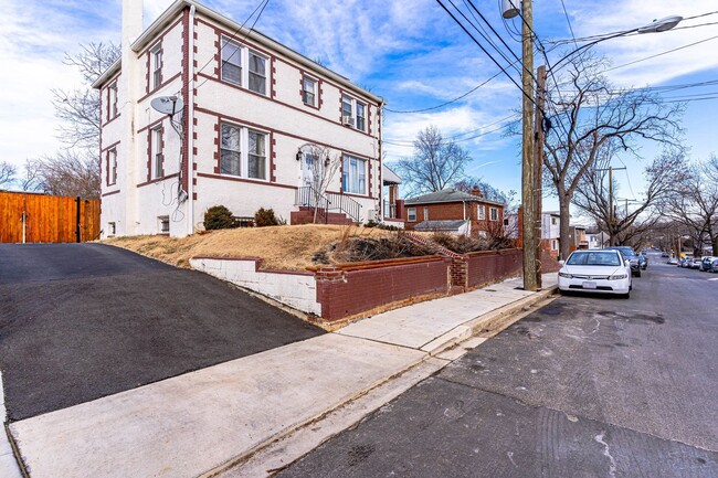 Primary Photo - Beautiful 3 bedroom home in Benning / Linc...