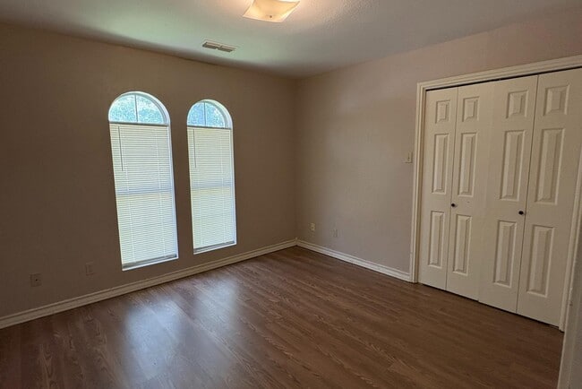 Building Photo - 1603 Sherwood Dr