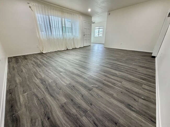 Building Photo - Spacious 2BD with Private Laundry Room, Garage Parking & Private Entrance