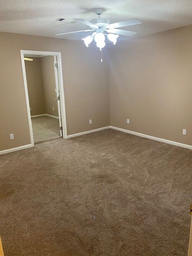 Building Photo - 4712 Lakeview Estates Dr
