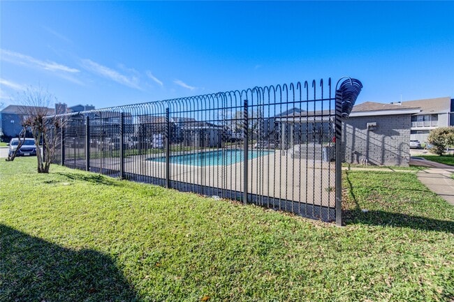 Building Photo - 12500 Sandpiper Dr