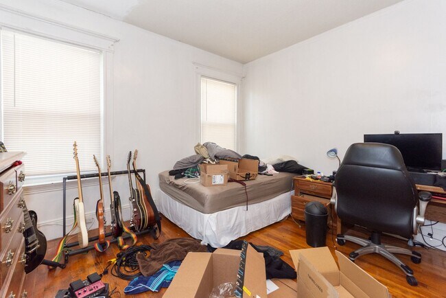 Building Photo - Convenient Location. Wals to BU Campus, Short Walk to T.Laundry, Parking for Rent