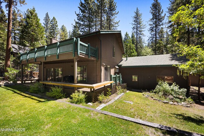Building Photo - 445 Country Club Dr