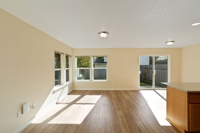 Building Photo - MOVE IN SPECIAL: HALF OFF FIRST MONTH'S RENT! 4 Bedroom 2.5 bath Duplex