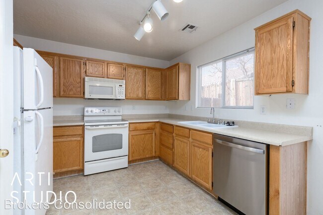 Building Photo - 3 br, 2.5 bath House - 925 Rivers Bend Dr.