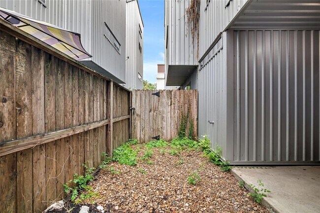 Building Photo - 2605 Calumet St