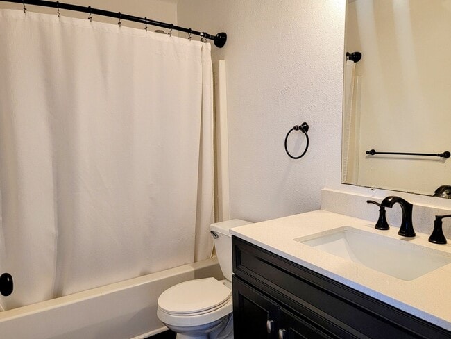 Building Photo - Bright and cheery 2 bed top level apartment in convenient Bremerton location