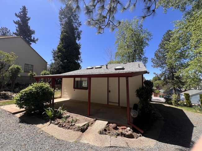 Building Photo - 503 1/2 S Auburn St