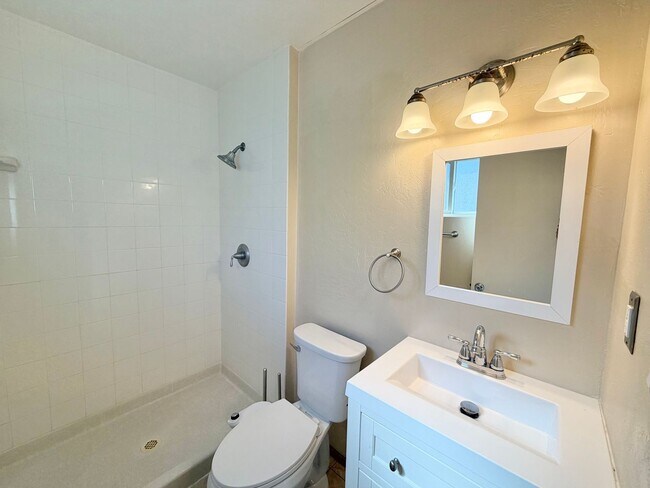 Building Photo - College View Estates Home - Spacious, Bright, and Beautiful Living