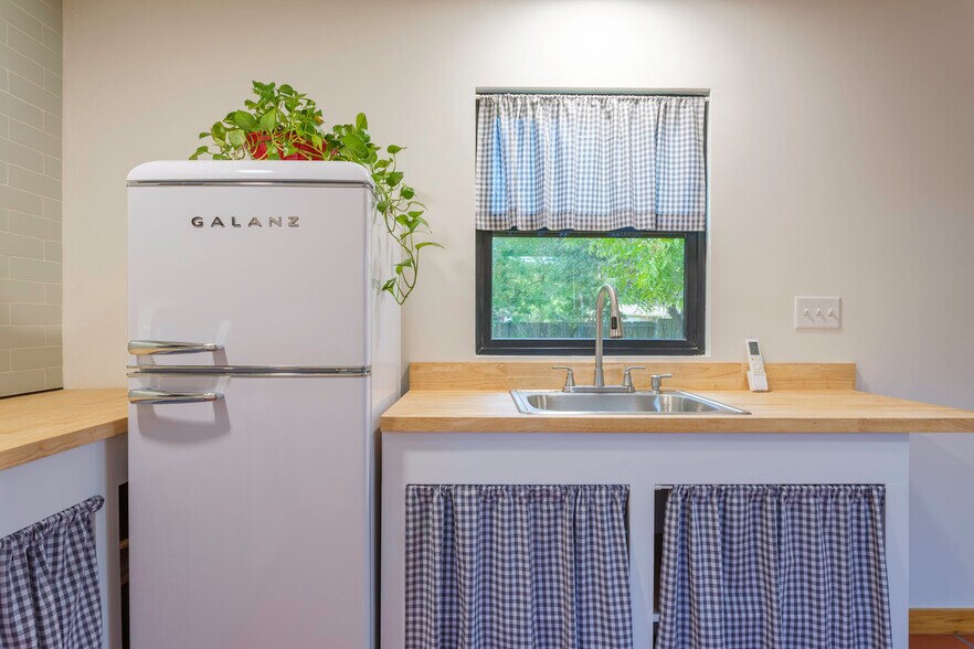 Kitchen - 10 Linden Dr