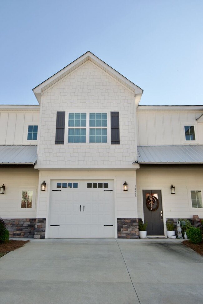 Building Photo - 3 Bed 3.5 Bath Luxury Townhome in Convenient Location!