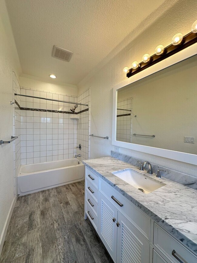 Building Photo - 4 Bedroom Home on Half Acre Lot