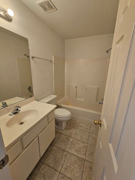 Building Photo - 801 Johnson Cir