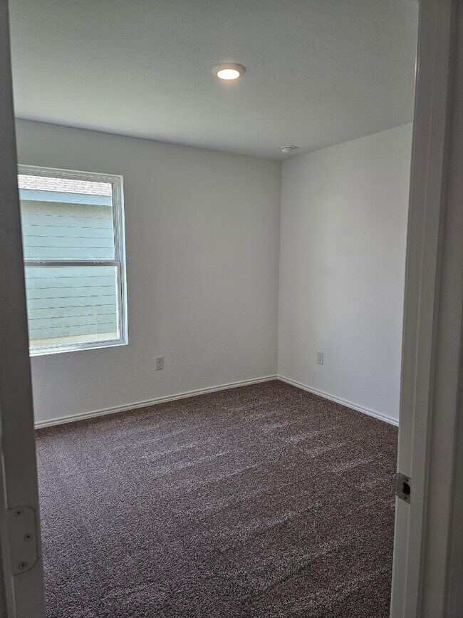 Building Photo - "Charming 3-Bed Sanctuary with Granite Elegance in San Antonio! Voucher Accepted! "