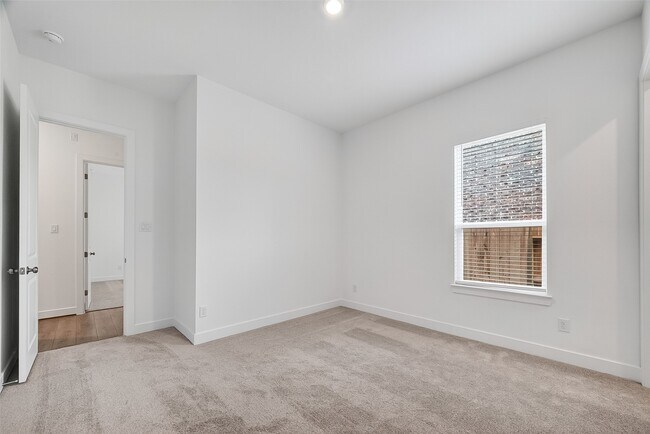 Building Photo - 1568 River Pt Dr