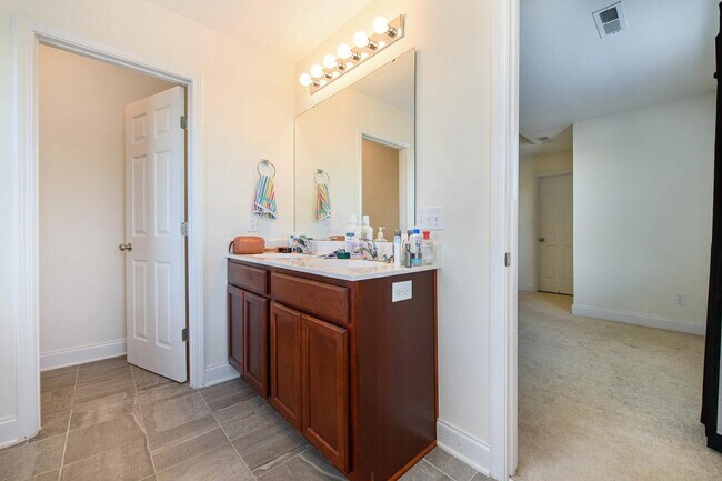 Building Photo - 520 Crossland Dr