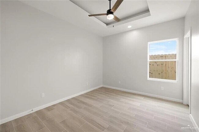 Building Photo - 14 N 56th Ln