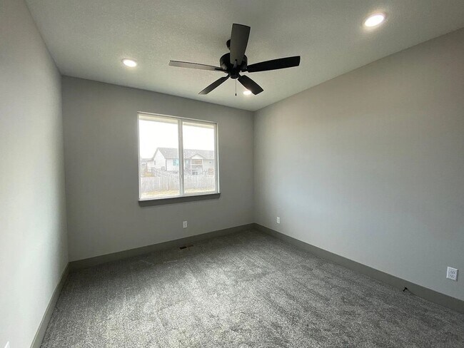 Building Photo - 2279 S Chateau Ct