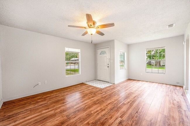 Building Photo - 1391 N Paddock Ave