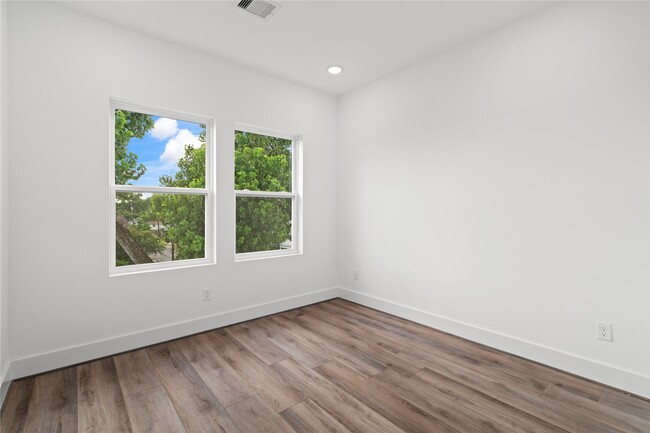 Building Photo - 216 E 31st St