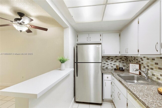 Building Photo - 6530 Lake Patricia Dr