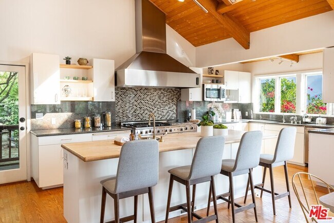 Building Photo - 21338 Colina Dr