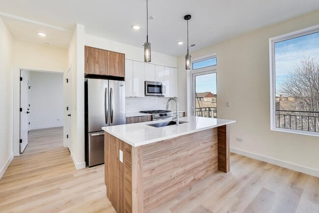 Building Photo - 1950 W Lawrence Ave