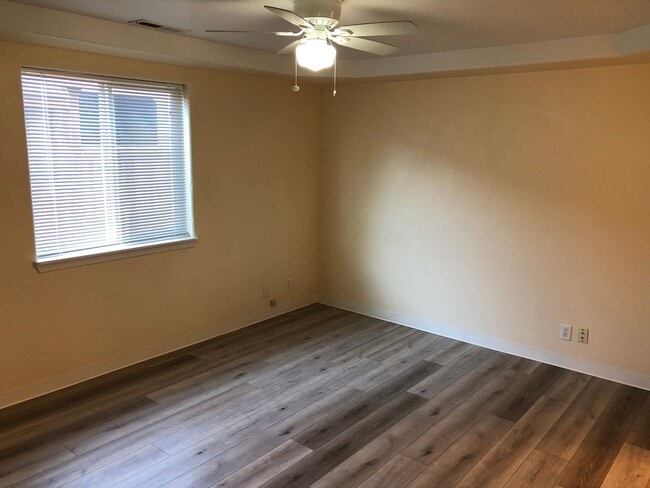 Building Photo - Beautiful 3 bedroom 2 bathroom house in a ...