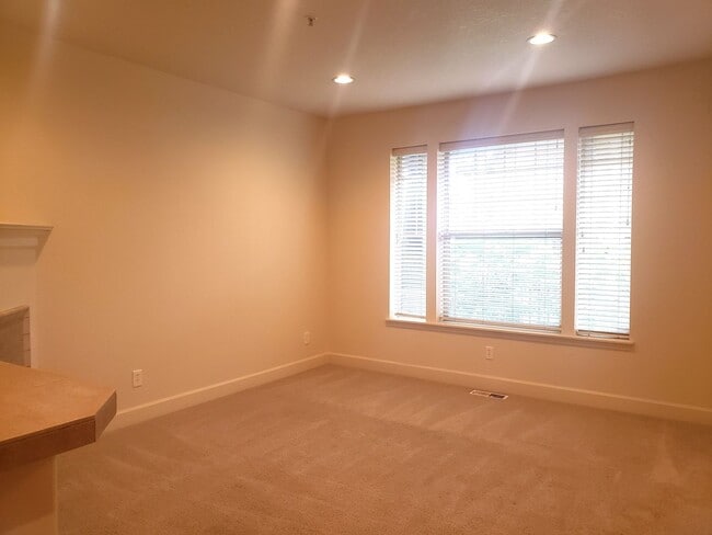 Building Photo - Wonderful Townhouse in Bethany/ NW Portland