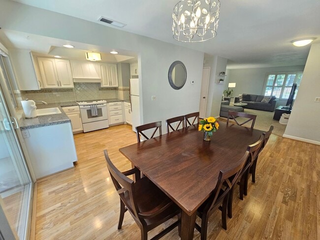 Building Photo - Beautiful Two Bedroom Two Bath Home