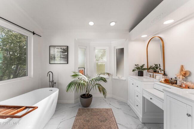 Building Photo - 5641 Hickory St