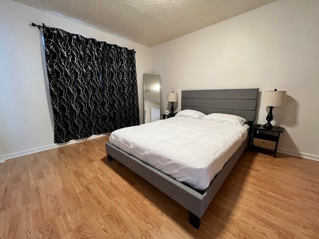 Building Photo - 3320 Panorama Dr