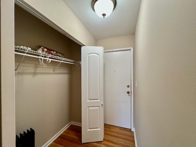 Building Photo - 1415 W Lunt Ave