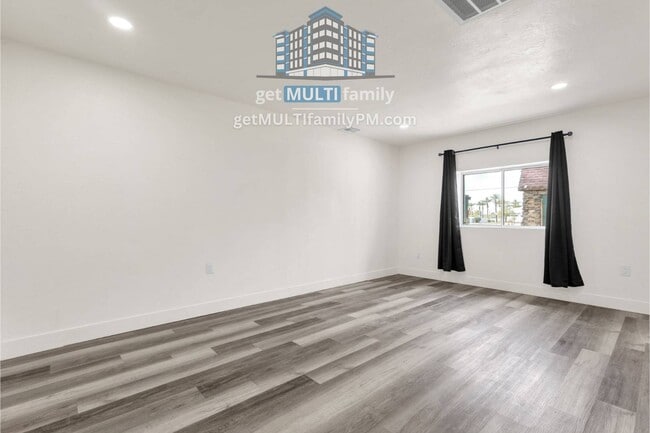 Building Photo - 1006 E Pasadena Ave