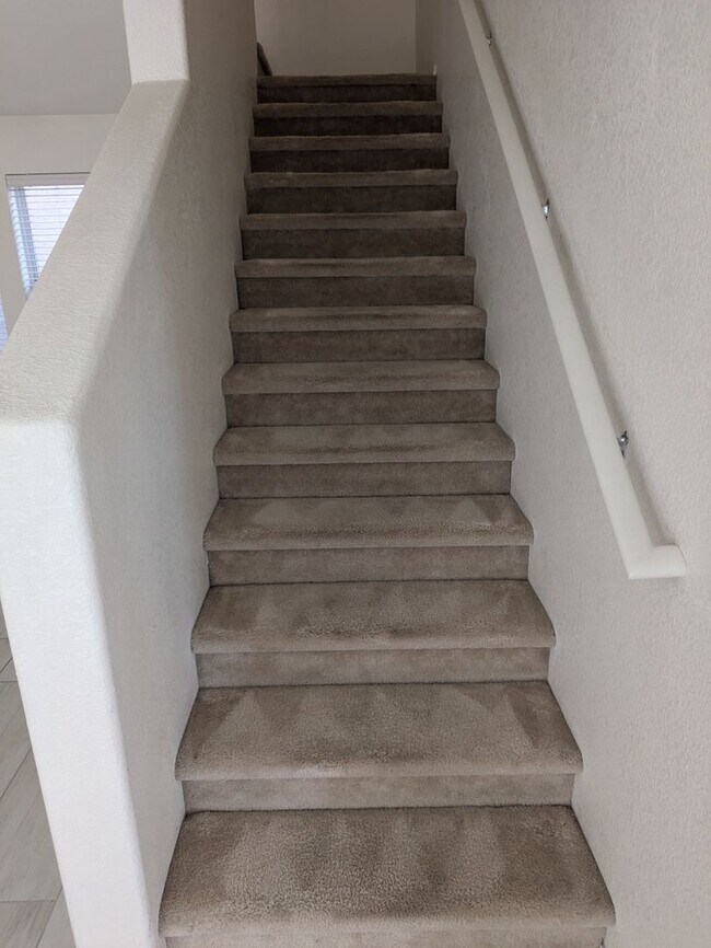 Building Photo - Northwest Beauty 3 Bedroom 3 Bath 2 Car garage